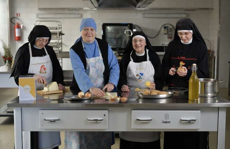 Cucinato per Amore il ricettario delle monache di Santa Rita da Cascia per  le festività natalizie 